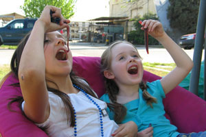 Marah and Dinah eatin' worms